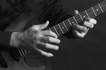 tay-trai-tay-phai-trong-guitar